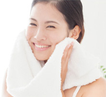 清潔なタオルで顔の水分を拭き取る